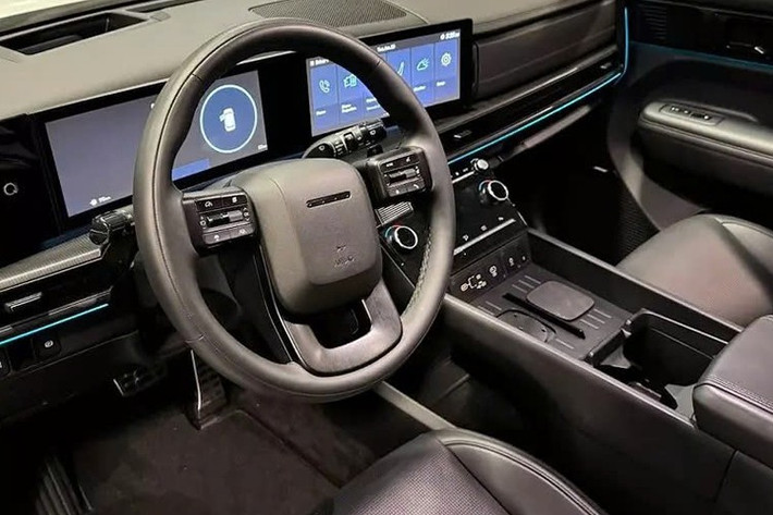 Ngoài ra, SantaFe Hybrid 2025 còn có bệ tì tay mở 2 chiều giữa hàng ghế trước, cửa cốp chỉnh điện thông minh, màn hình 12,3 inch, sạc điện thoại không dây, hỗ trợ giữ làn đường Lane Keeping Assist 2 và hệ thống kiểm soát hành trình thông minh dựa trên định vị.