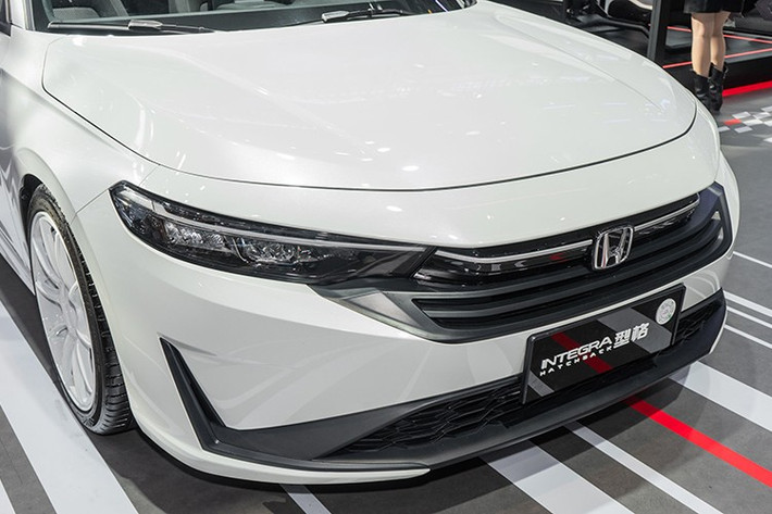 Cụm đèn chiếu sáng và đồ họa đèn hậu dạng LED kéo dài trên chiếc xe thể thao Integra Hatchback Style concept hoàn toàn mới này mang đậm ngôn ngữ thiết kế mới của Honda.
