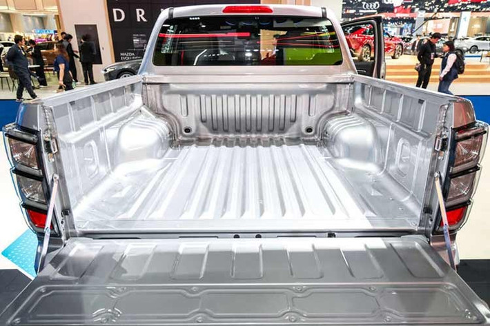 Trang bị ngoại thất của Isuzu D-Max EV gồm có đèn pha LED projector, đèn chờ dẫn đường, đèn sương mù LED, đèn hậu LED, gương chiếu hậu chỉnh điện/gập điện và kính chắn gió ngăn tia hồng ngoại.