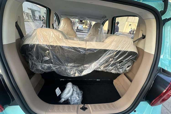 Khoang hành lý xe có thể mở rộng từ 123L lên 745L khi gập hàng ghế sau. Bảng đồng hồ kỹ thuật số 7 inch và màn hình trung tâm 8 inch được trang bị cho bản 300km. Vô lăng hai chấu tạo điểm nhấn lạ mắt cho nội thất, nhìn chung, nội thất của Mini EV 5 cửa gần giống với mẫu xe Bingo đang được bán tại Việt Nam.