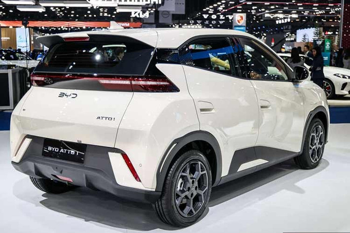 Mức giá trên được áp dụng cho phiên bản tiêu chuẩn Dynamic. Phiên bản này được trang bị mô-tơ điện đặt phía trước, cho công suất tối đa 74 mã lực và mô-men xoắn cực đại 135 Nm. Xe có khả năng tăng tốc từ 0-50 km/h trong 4,9 giây, phù hợp với điều kiện vận hành đô thị. Người điều khiển có thể lựa chọn các chế độ lái gồm Eco, Normal và Sport.