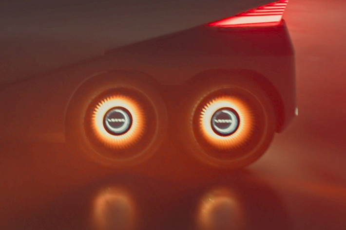 Ngoài cách bố trí bánh xe khác thường, Lexus LS Concept còn có những điểm nổi bật khác, gồm đèn pha và đèn hậu LED nằm dọc, kéo dài sang hai bên sườn. Cửa trượt rộng mở ra khoang nội thất thoáng đãng với cấu hình 3 hàng ghế và 6 chỗ ngồi.