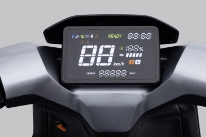 Honda trang bị Pin lithium thông minh cho U-be đạt chuẩn chống nước và bụi IP67, được tích hợp các lớp bảo vệ điện tử chống sạc quá mức, đoản mạch, quá nhiệt hoặc thiếu điện áp. Bộ điều khiển tự động ngắt điện khi phát hiện bất thường, giúp đảm bảo an toàn tuyệt đối trong quá trình sạc.