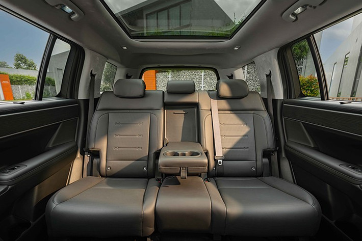 Hệ thống khung gầm N3 cải tiến với bộ giảm chấn biến thiên tần số (SDC3), ống lót thủy lực mới và kính cách âm 2 lớp giúp triệt tiêu triệt để các vấn đề về độ ồn – rung – xóc... SantaFe Hybrid 2026 khẳng định tiêu chuẩn an toàn vượt trội với đầy đủ các công nghệ an toàn tiêu chuẩn (ABS, EBD, BA, ESC, HAC, DBC, 6 túi khí...) và gói công nghệ an toàn chủ động Hyundai SmartSense thế hệ 2 toàn diện.