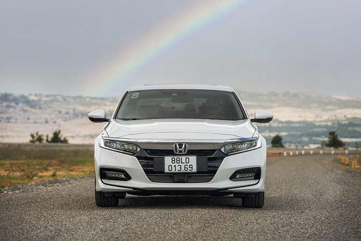 2. Honda Accord: 2 xe ﻿Honda Accord là cái tên cố hữu trong top 10 ô tô bán kém nhất thị trường hàng tháng. Tháng 12/2025 cũng không phải là ngoại lệ với 2 xe bán ra, giảm đến 75%. Honda Accord tại Việt Nam vốn không có lợi thế cạnh tranh ở Việt Nam vì giá cao, khởi điểm từ 1,319 tỷ đồng, và chỉ có 1 phiên bản, mang đến ít sự lựa chọn cho người mua. Việc thiết kế và trang bị của xe không hề thay đổi trong một thời gian dài cũng kéo tụt sức hút của Accord.