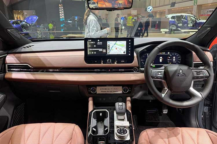 Bước vào bên trong, sự thay đổi lớn nhất nằm ở khu vực bệ trung tâm đã được thiết kế lại hoàn toàn dựa trên phản hồi của người tiêu dùng để gia tăng tính tiện dụng. Không gian nội thất trở nên sang trọng hơn với tùy chọn màu sắc mới và chất liệu ghế da cao cấp.