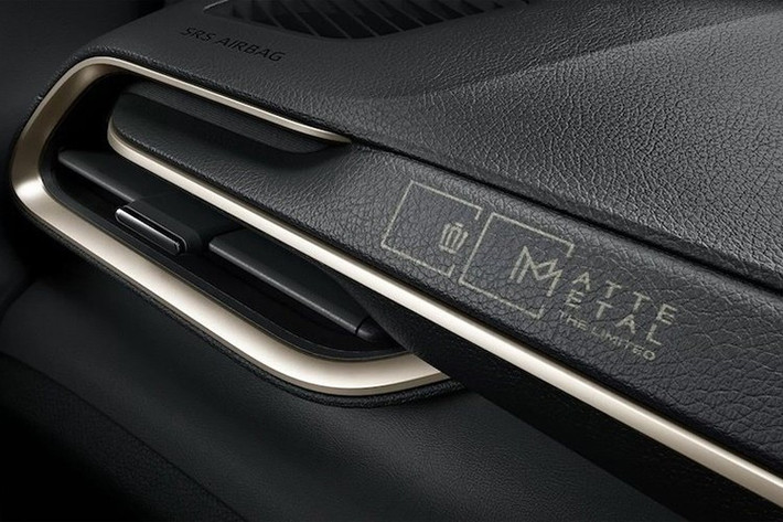 Dòng chữ đặc biệt “Matte Metal The Limited” cũng được khắc trên bảng táp-lô như dấu hiệu nhận biết.