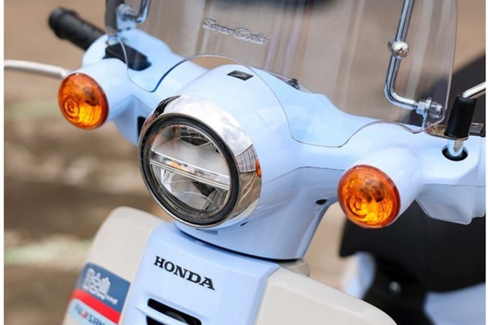 Super Cub Fujisan Limited Edition còn sở hữu nhiều chi tiết đặc biệt như kính chắn gió trong suốt màu xanh, bộ bảo vệ thân xe và giá để đồ trước, tạo nên diện mạo cổ điển pha nét hiện đại.