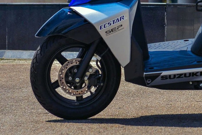 Trọng lượng của xe chỉ 106 kg giúp việc điều khiển xe trở nên dễ dàng hơn, đặc biệt là đối với những người mới làm quen với xe tay ga thể thao. Bánh trước có kích thước 12 inch và bánh sau 10 inch, đi kèm vỏ không ruột 90/90-12 và 90/100-10, mang lại độ bám đường.