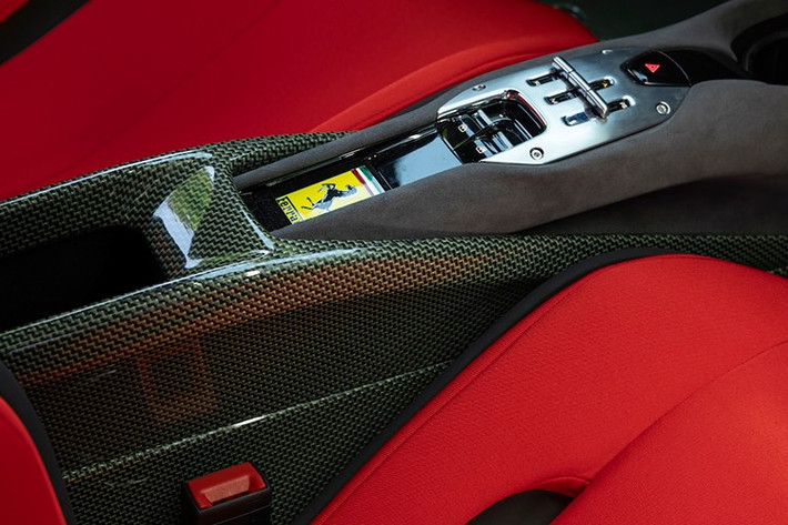 Nhưng ngoài đèn pha, Ferrari vẫn tìm được cách mô phỏng lại tinh thần của F40. Điển hình như hai bên thân xe, các hốc hút gió bên hông của F40 được thiết kế theo phong cách hiện đại, trong khi ở phía sau là cánh gió quen thuộc nhô lên từ nắp động cơ. Động cơ V6 được phô diễn qua "các khe gió Lexan màu khói", giống như cỗ máy V8 của F40.