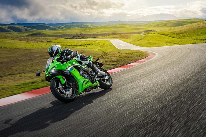 Ngoài ra, ZX-6R 2026 còn được trang bị màn hình màu TFT 4,3 inch, có kết nối điện thoại thông minh, hiển thị đa dạng thông tin như: số đang gài, tốc độ, vòng tua, quãng đường, mức nhiên liệu, đồng hồ thời gian... Xe hỗ trợ 4 chế độ lái gồm: Sport, Road, Rain và chế độ tùy chỉnh theo người dùng (Manual).