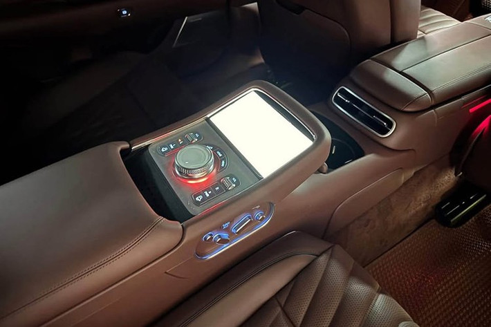 “Trái tim” của G90 là khối động cơ V6 3.5L tăng áp kép, công suất 375 mã lực, mô-men xoắn 530 Nm, kết hợp hộp số tự động 8 cấp và dẫn động 4 bánh toàn thời gian.