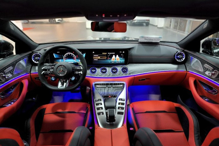 Tiến vào bên trong khoang lái dễ thấy Mercedes-AMG GT 53 4Matic bản nâng cấp giữa vòng đời có nhiều chi tiết đáng chú ý như vô lăng 3 chấu AMG Performance mới, bọc da Nappa/vi sợi DINAMICA với các nút điều khiển cảm ứng...