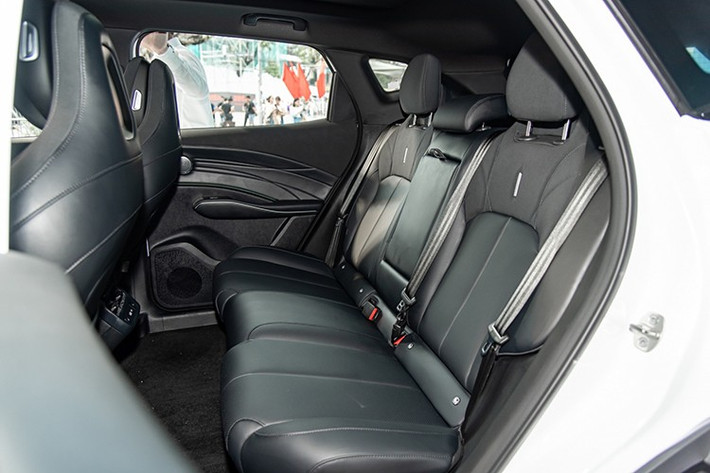 Trong khi đó, phiên bản PHEV dùng hệ truyền động Super Hybrid System (SHS), bao gồm máy xăng 1.5 TGDI và mô-tơ điện, tạo ra tổng công suất 346 mã lực. Cụm pin 18,4 kWh cho phép xe chạy 95 km mà không cần dùng động cơ xăng. Khi đổ đầy xăng và sạc đầy pin, xe có tầm hoạt động 1.250 km. Nhờ đó, xe chỉ tiêu thụ lượng xăng trung bình 5,9 lít/100 km.