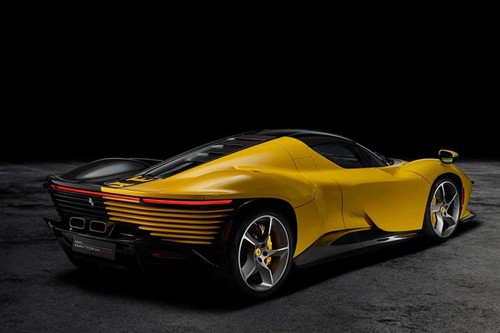 Không chỉ độc quyền, một phần sức hấp dẫn của Daytona SP3 599+1 còn nằm ở lịch sử. Nó có thể là chiếc Ferrari động cơ V12 đặt giữa hút khí tự nhiên cuối cùng được bán ra dưới dạng xe mới. Công ty đã chuyển sang hệ truyền động hybrid với mẫu F80 mới, đồng nghĩa với việc 599+1 có thể là chiếc xe Ferrari V12 đường trường không hybrid cuối cùng rời khỏi Maranello.