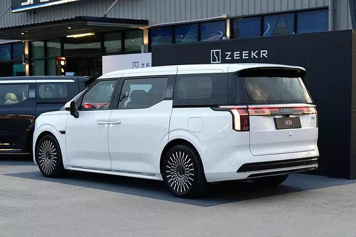 Bên ngoài, Zeekr 009 được áp dụng phong cách thiết kế tương tự Toyota Alphard với lưới tản nhiệt cỡ lớn có tên "Fountain of Light". Lưới tản nhiệt này có thể mạ crôm hoặc sơn cùng màu thân xe và đi kèm các rãnh nằm dọc tích hợp tổng cộng 32 đèn LED có thể bật tuần tự, tạo ra những hiệu ứng ánh sáng ấn tượng.