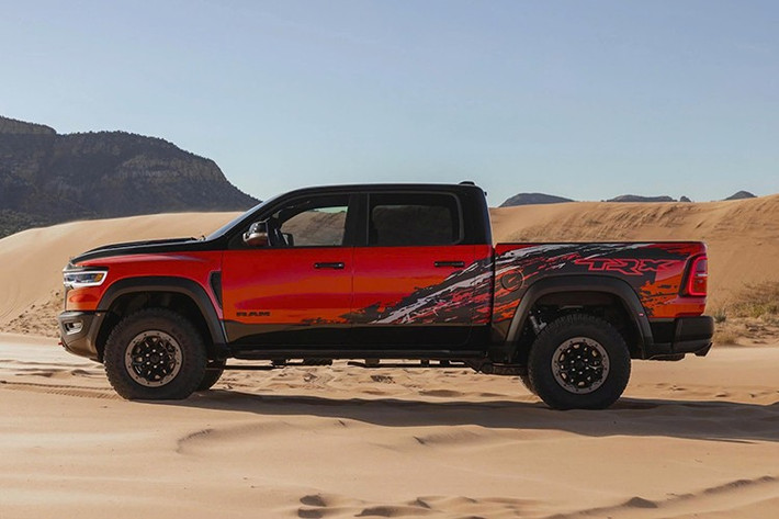 Hãng Mopar đã từ bỏ ý định thu nhỏ dung tích động cơ Ram 1500 TRX, giữ vững phương châm của dòng xe bán tải hiệu năng cao rằng không gì có thể thay thế được dung tích lớn và bộ siêu tăng áp trục vít kép mạnh mẽ.