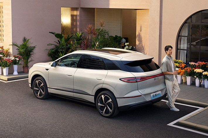 Việc nâng cấp pin kéo theo sự gia tăng trọng lượng không tải, ở mức 2.040 kg và 2.080 kg tương ứng với từng cấu hình, trong đó riêng trọng lượng cụm pin lần lượt là 538,6 kg và 571,3 kg.