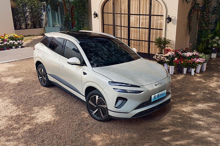 Theo các thông tin được công bố, Sealion 06 EV mới sẽ có hai tùy chọn pin Blade (lithium iron phosphate) với dung lượng 75.616 kWh và 82.732 kWh, cho phạm vi hoạt động theo chuẩn CLTC lần lượt là 620 km và 710 km. Đây được xem là bước tiến rõ rệt so với phiên bản hiện hành, vốn chỉ đạt tối đa 605 km.