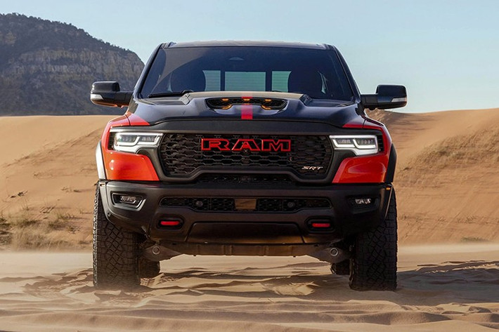 Do đó, động cơ HEMI V8 siêu tăng áp 6.2 lít giờ đây sản sinh công suất 777 mã lực và mô-men xoắn 680 lb-ft (922 Nm), nhờ vào hệ thống nạp khí kép hút không khí qua cả lưới tản nhiệt và hốc hút gió trên nắp ca-pô. Bộ siêu tăng áp 2.4 lít không bao giờ thiếu oxy.