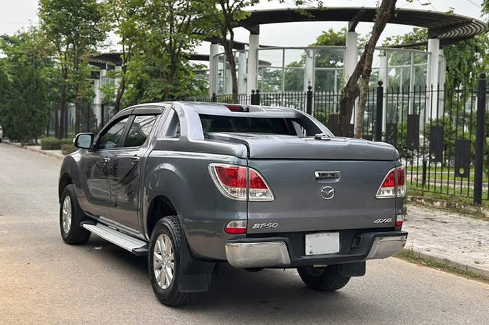 Điểm cộng của mẫu xe này còn nằm ở động cơ vận hành ổn định, khả năng vào cua ở tốc độ cao được đánh giá tốt. Thân vỏ và khung gầm chắc chắn, và khoảng sáng gầm xe cao, cabin rộng rãi tích hợp nhiều hộc chứa đồ. Tuy nhiên, xe không trang bị trợ lực lái điện tử, ghế lái chỉnh cơ và hàng ghế sau chỉ có 2 tựa đầu cũng là điểm trừ của mẫu xe này.