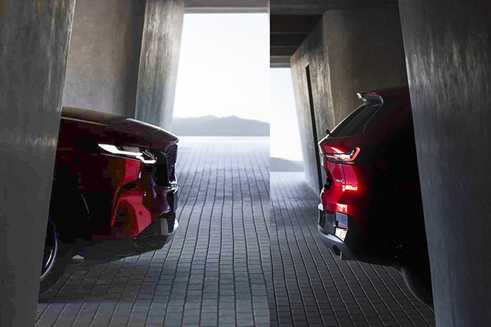 Dự kiến, Mazda CX-5 mới vẫn giữ tỷ lệ tổng thể của phiên bản hiện tại. Tuy nhiên, các đường nét trên xe đã trở nên tinh tế hơn và sắc sảo hơn, lấy cảm hứng từ người anh em Mazda CX-90. Điểm nhấn nổi bật của Mazda CX-5 thế hệ mới là cụm đèn pha được vuốt cong vào lưới tản nhiệt, gợi nhớ đến phong cách từng thấy trên Mercedes-Benz EQC đã bị ngừng sản xuất.