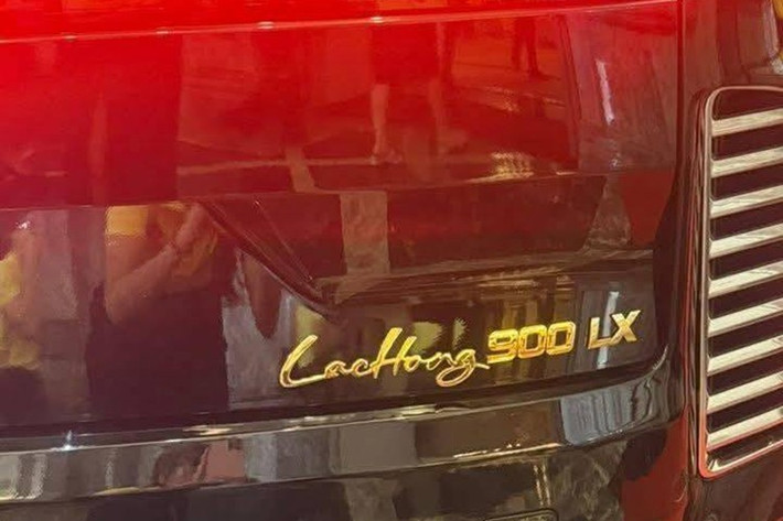 Một số thay đổi khác trên VinFast Lạc Hồng 900 LX như các khe gió nhỏ hơn tích hợp ở bên rìa cản trước/sau dùng hoạ tiết nan ngang mạ chrome. Hay các logo chữ “V” màu vàng ở cột C, phía đuôi, tâm bánh xe, vô lăng và tựa đầu ghế ngồi được làm cách điệu từ cánh chim.