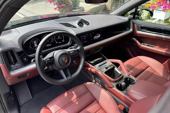 Porsche cũng giới thiệu hệ thống kiểm soát chất lượng không khí trên Cayenne mới, tự động kích hoạt chế độ tuần hoàn không khí khi cần thiết, lọc bụi mịn và loại bỏ vi khuẩn ô nhiễm. Porsche Cayenne mới cũng tập trung hơn vào trải nghiệm dành cho người lái.