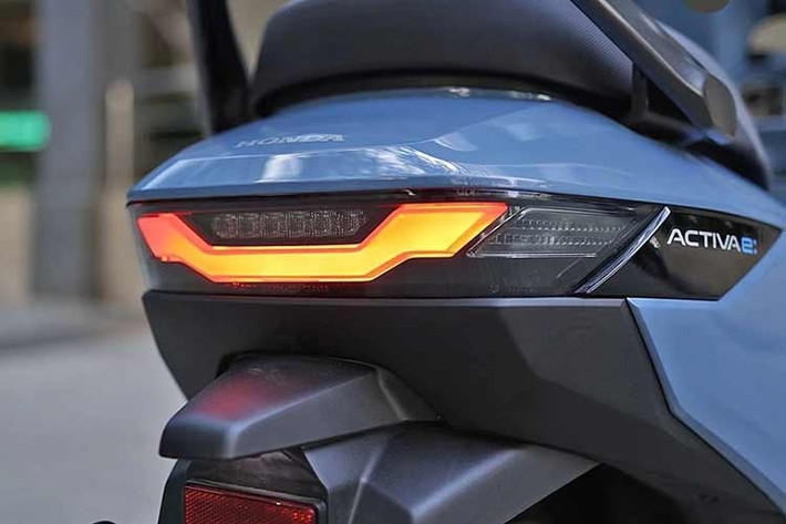 Về vận hành, thông số của Activa e: cho thấy đây không phải mẫu xe thiên về tốc độ, mà ưu tiên sự êm ái và kiểm soát. Công suất 6 kW, mô-men xoắn 22 Nm, tốc độ tối đa 80 km/h cùng ba chế độ lái đáp ứng tốt nhu cầu đi lại hàng ngày. Tính năng số lùi điện tử – vốn hiếm gặp trong phân khúc – cũng cho thấy Honda định vị Activa e: cao hơn một chiếc xe điện phổ thông đơn thuần.