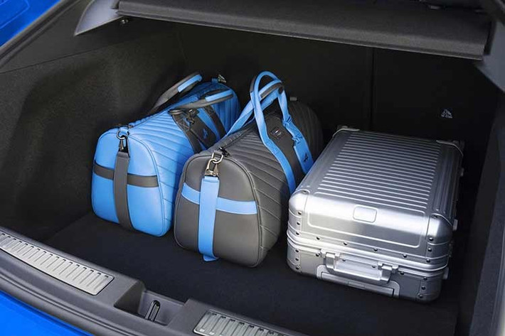 Nếu bạn chọn phiên bản Alpine A390 Premiere Edition 2026 thay vì phiên bản GT, bạn sẽ nhận được bộ mâm xe 20 inch khác, kẹp phanh sơn màu xanh lam, cờ Pháp trên cột C, mái xe màu đen, gói Driving Pack (hỗ trợ đỗ xe rảnh tay và hỗ trợ lái chủ động), ghế thể thao Sabelt bọc da Nappa hai tông màu, ghế trước chỉnh điện với chức năng nhớ vị trí, sưởi ấm và massage, cùng bộ sạc AC ba pha 22 kW với khả năng sạc hai chiều.