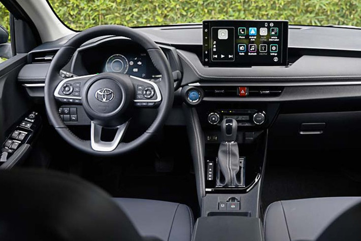 Bên trong, xe được trang bị vô-lăng chỉnh bốn hướng tích hợp nút chọn chế độ lái, màn hình cảm ứng 8 inch. Bản Smart nâng cấp thêm đèn LED ban ngày hiệu ứng dẫn hướng, bảng đồng hồ kỹ thuật số toàn phần, màn hình giải trí 9 inch, bốn cổng USB, ghế bọc da tổng hợp kết hợp vải, ăng-ten vây cá mập, camera hành trình trước và camera lùi.