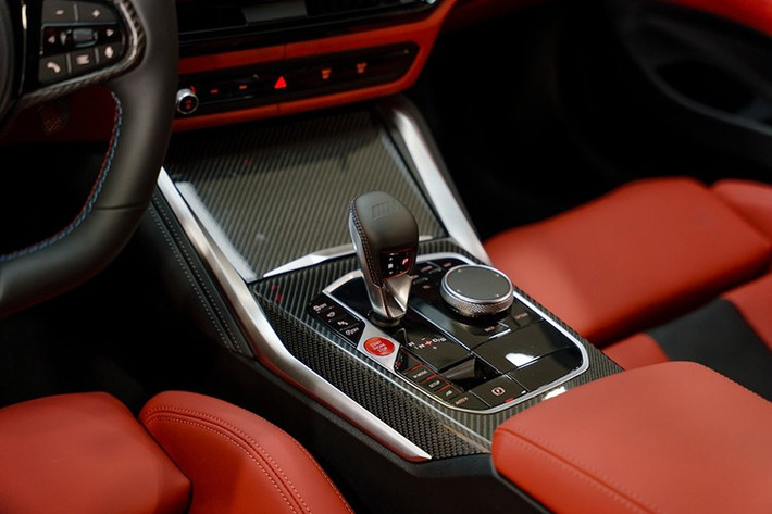 Nội thất xe có da Merino màu đỏ Fiona kèm đen và ốp sợi carbon. Vô-lăng bọc da, ốp carbon trên M4 Competition. Ngoài hai lẫy chuyển số sau vô-lăng bằng sợi carbon, xe có thêm hai nút đỏ M1, M2 với chức năng nhớ cấu hình độ nhạy của chân ga, động cơ, hệ thống treo hay chế độ lái do người dùng thiết lập.