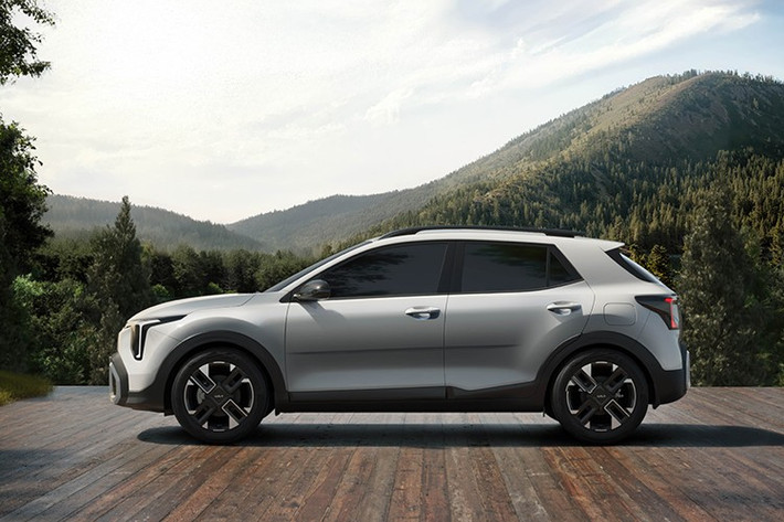 Về thiết kế ngoại thất, Kia Stonic 2026 được trang bị cụm đèn pha mảnh hơn với dải LED định vị hiện đại, lưới tản nhiệt hẹp hơn cùng cản trước hoàn toàn mới. Phiên bản GT-Line có ngoại hình thể thao hơn với hốc gió lớn và ốp gầm giả kim loại.