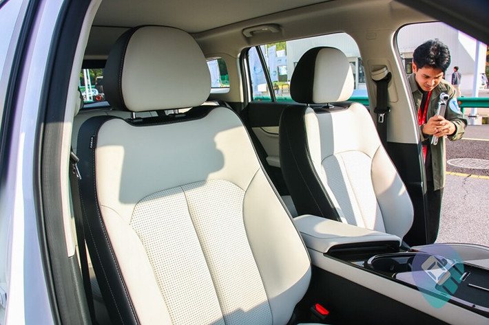 Trang bị tiện nghi của Jaecoo J5 khá đa dạng với bảng đồng hồ kỹ thuật số 8 inch, màn hình cảm ứng trung tâm 13,2 inch có độ phân giải 2K, hỗ trợ kết nối Android Auto/Apple CarPlay và cả tính năng hát karaoke tích hợp. Thêm vào đó là cửa sổ trời toàn cảnh lớn nhất phân khúc với diên tích 1,45 m².