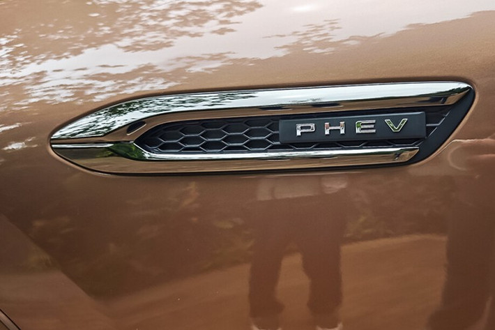 Bộ mâm xe Mazda CX-80 PHEV AWD High Plus được thiết kế dạng hợp kim 20 inch đi cùng lốp kích thước 235/50R20. Xe không có lốp dự phòng mà sử dụng bộ vá khẩn cấp.