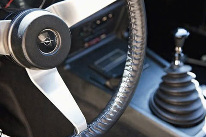 Opel GT sở hữu khung gầm liền khối bằng thép, động cơ đặt giữa phía trước, dẫn động cầu sau. Động cơ được lắp đặt lùi sâu vào khung gầm để cải thiện phân bổ trọng lượng. Hệ thống treo trước bao gồm tay đòn chữ A phía trên và nhíp lá ngang phía dưới. Hệ thống treo sau sử dụng trục chủ động và lò xo cuộn. Hệ thống phanh trợ lực điện sử dụng đĩa phanh phía trước và tang trống phanh phía sau. Hệ thống lái không trợ lực.