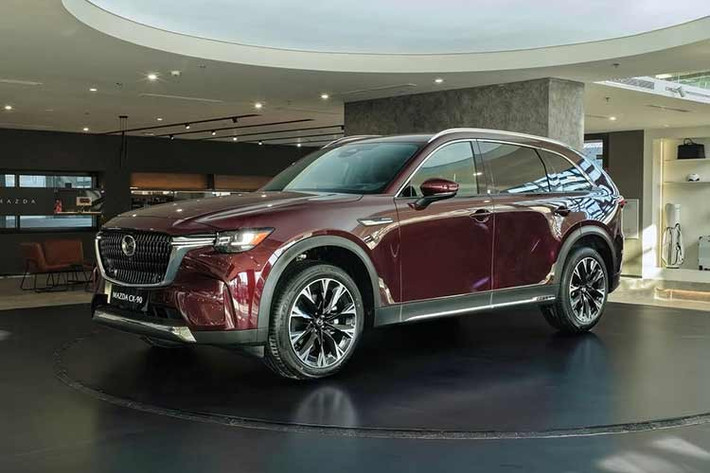 Mazda CX-90 vốn là dòng sản phẩm chiến lược được hãng xe Nhật Bản ưu tiên cho các thị trường khó tính như Mỹ và châu Âu. Xe vẫn trung thành với triết lý thiết kế KODO đặc trưng nhưng được nâng tầm đẳng cấp nhờ các chi tiết mạ chrome tinh xảo, tạo nên diện mạo lịch lãm và bề thế.