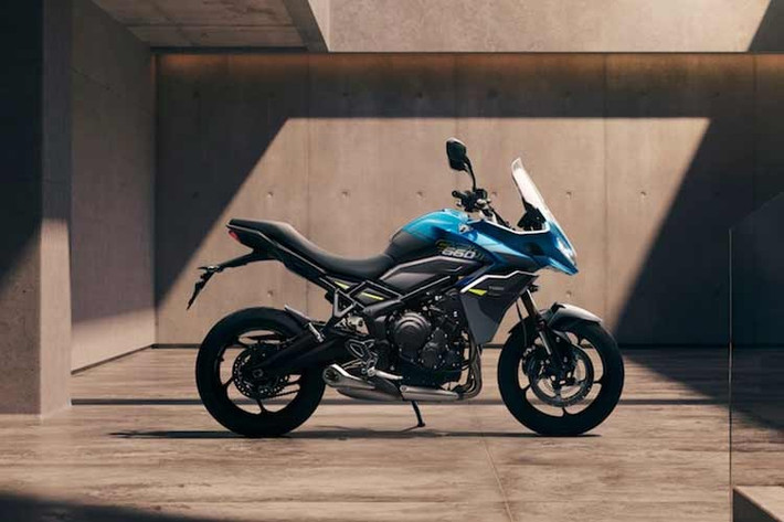 Triumph Tiger Sport 660 phiên bản 2026 có những nâng cấp về thiết kế thân xe từ kiểu dáng mới, đầu xe tạo hình cứng cáp cùng đường nét bên hông góc cạnh. Tấm tản nhiệt được làm mới, đầu xe được tinh chỉnh cải thiện khả năng tối ưu khí động học phía trước.