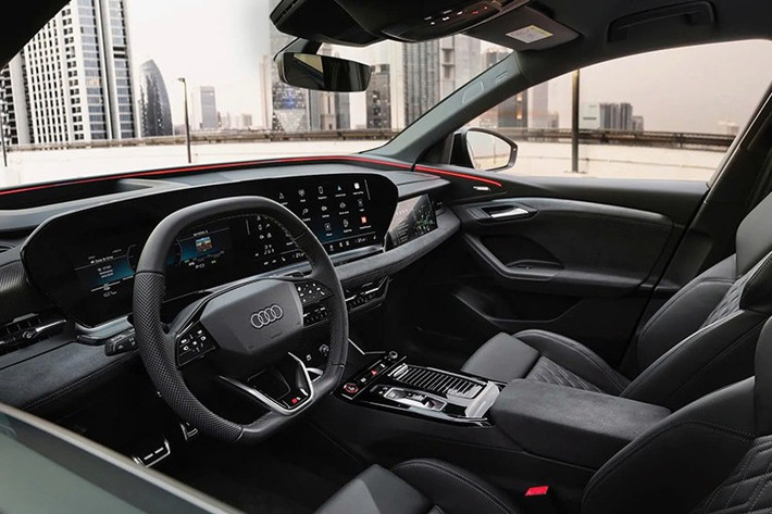 Điểm nhấn bên trong xe nằm ở 3 màn hình trên mặt táp-lô. Trong đó, có 1 màn hình cong tích hợp bảng đồng hồ kỹ thuật số 11,9 inch và màn hình cảm ứng trung tâm 14,5 inch.