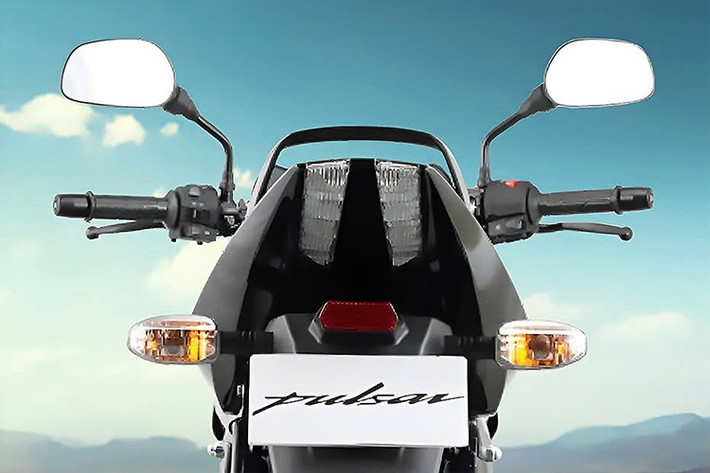 Về mặt kết cấu, phần lớn các chi tiết như bình xăng, tay lái, yên xe tách đôi, bộ mâm, phanh ABS và ống xả hầu như không có sự thay đổi. Điều này cho thấy Bajaj vẫn muốn duy trì bản sắc thiết kế quen thuộc, vốn được đánh giá cao về sự bền bỉ và tính thực dụng.