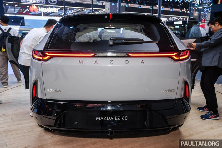 Để tăng độ cứng thân xe và đảm bảo an toàn, Mazda EZ-60 được trang bị thép cường độ cao 2.000 MPa, cùng cấu trúc gia cường thân xe với 7 thanh ngang và 5 thanh dọc. Xe cũng được trang bị gói công nghệ an toàn chủ động (ADAS) giúp phục vụ tối đa cho tài xế.