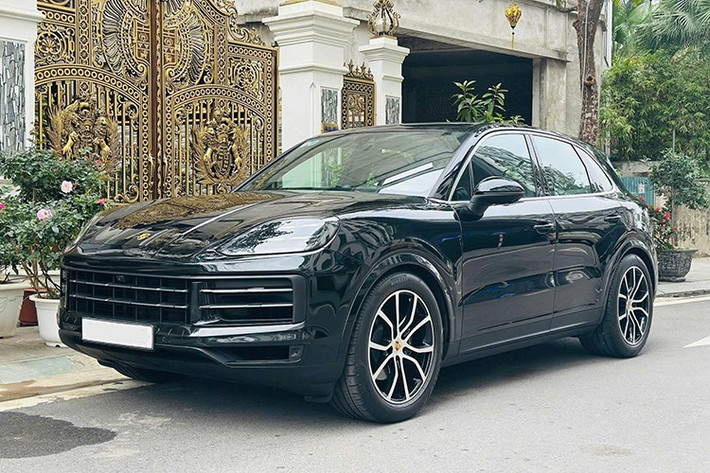 Mới đây, một chiếc xe Porsche Cayenne đã được vận chuyển về Cần Thơ, theo đơn đặt mua của 1 doanh nhân ở đây, với showroom chuyên mua bán xe đã qua sử dụng tại quận 7, TP.HCM. Theo tìm hiểu, đây là quà cưới mà 1 đại gia du thuyền ở Cần Thơ dành tặng cho con gái mình.