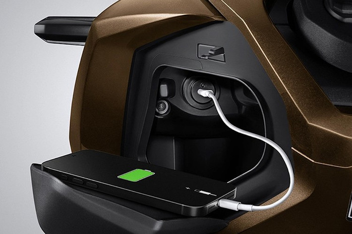 Việc điều khiển được thực hiện bằng các nút bấm bên trái tay lái, giúp tăng sự tiện lợi và an toàn khi vận hành mà không cần rời mắt khỏi mặt đường. Tính năng này giúp nâng tầm ADV160 từ một chiếc scooter thiên hướng off-road trở thành một “SUV Scooter” đúng nghĩa, hội tụ cả hiệu năng lẫn công nghệ.