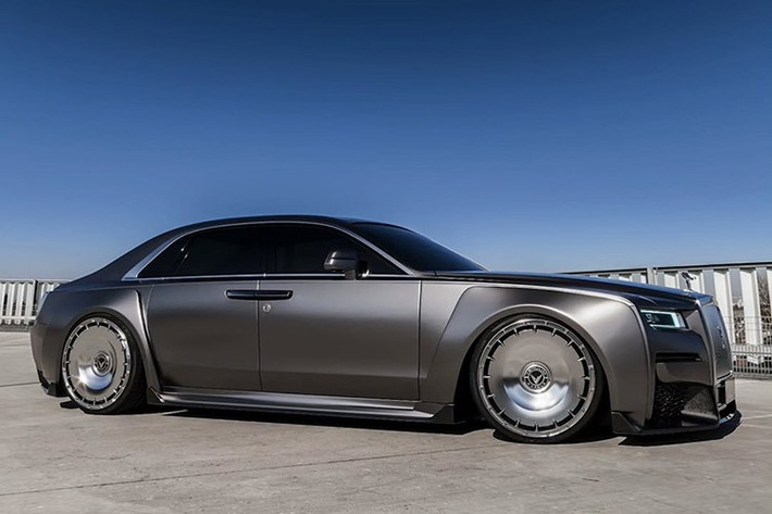 Trang web của công ty cũng đề cập đến nội thất được thiết kế riêng, nhưng không có dấu hiệu nào của nó trong bộ sưu tập ảnh. Tuy nhiên, với phong cách của Venuum, chúng ta có thể kỳ vọng vào một không gian tràn ngập sự sang trọng và tay nghề thủ công đỉnh cao, kết hợp với những nét xa hoa.