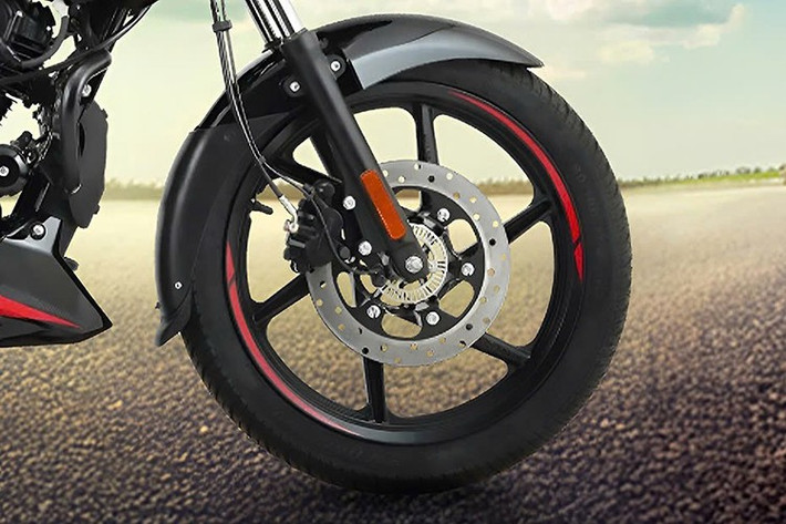 Về trang bị vận hành, Pulsar 150 2026 tiếp tục sử dụng động cơ xy-lanh đơn dung tích 149,5 cc, làm mát bằng không khí, sản sinh công suất khoảng 13,8 bhp và mô-men xoắn 13,4 Nm, kết hợp với hộp số 5 cấp.