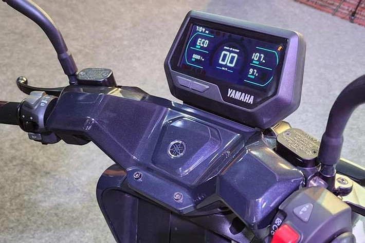 Về mặt tiện ích, EC-06 được trang bị màn hình LCD hiển thị đầy đủ các thông số về tốc độ, tình trạng pin và các chế độ lái. Mẫu xe cũng tích hợp ứng dụng Yamaha Motor Connect R, cho phép người dùng khai thác các tính năng kết nối thông minh.