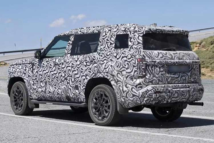 Về nền tảng, Pajero 2026 tiếp tục sử dụng khung gầm rời chia sẻ với Triton mới, vốn đã cải thiện độ cứng vững và khả năng xử lý lực vặn xoắn, từ đó nâng cao sự ổn định khi vận hành. Dưới nắp ca-pô, nhiều khả năng mẫu xe sẽ được trang bị động cơ diesel 2.4L tăng áp kép (bi-turbo) với công suất khoảng 204 mã lực và mô-men xoắn 470 Nm, kết hợp hộp số tự động 6 cấp.