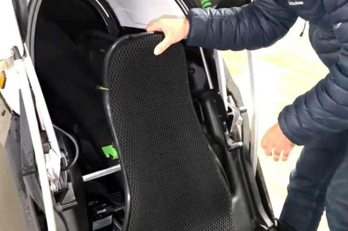 Bên trong, ghế ngồi và bàn đạp được thiết kế linh hoạt cho người lái có chiều cao từ 1,55m đến 2m với tư thế ngồi ngả lưng thoải mái. Ngoài ra, xe còn sở hữu khoang chứa đồ có khóa kín đáo, đáp ứng tốt nhu cầu chở thực phẩm hoặc đồ dùng cá nhân trong những chuyến đi ngắn quanh thành phố.