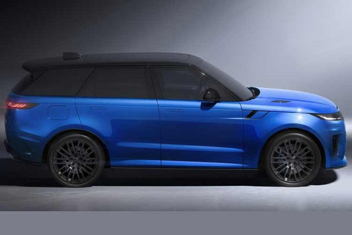 Điểm nhấn chính của phiên bản Ultimate Edition là màu sơn ngoại thất xanh Velocity Blue Gloss lần đầu xuất hiện trên dòng xe Range Rover Sport SV thế hệ hiện tại. Đây là sự gợi nhớ rõ ràng đến mẫu Range Rover Sport SVR trước đây.