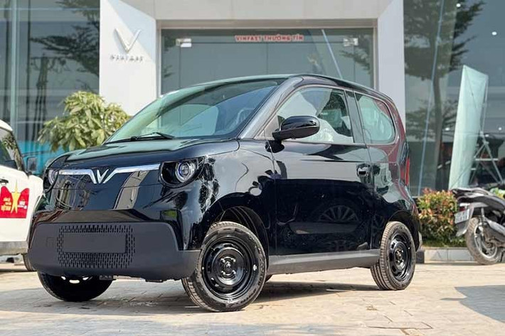 VinFast Minio Green từ 269 triệu đồng ﻿Minio Green điện nhỏ nhất của nhà Vinfast có giá khoảng 269 triệu đồng và được xem là đối thủ trực tiếp của Bestune Xiaoma trong phân khúc xe điện mini hai cửa, bốn chỗ. Xe có kích thước dài 3.090 mm, rộng 1.496 mm và cao 1.663 mm, chiều dài cơ sở đạt 2.065 mm. Khoảng sáng gầm xe đạt 166 mm.